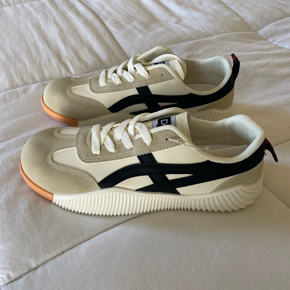 De Florance Sneakers - Brand New!! Size 9-9.5